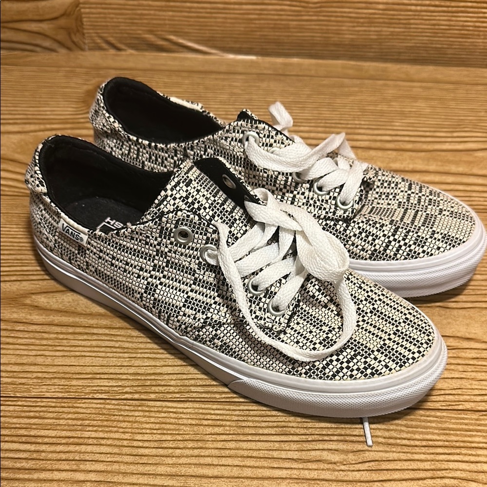 Vans Ultracush off-white black white lace up skate shoes sneakers women’s 6.5